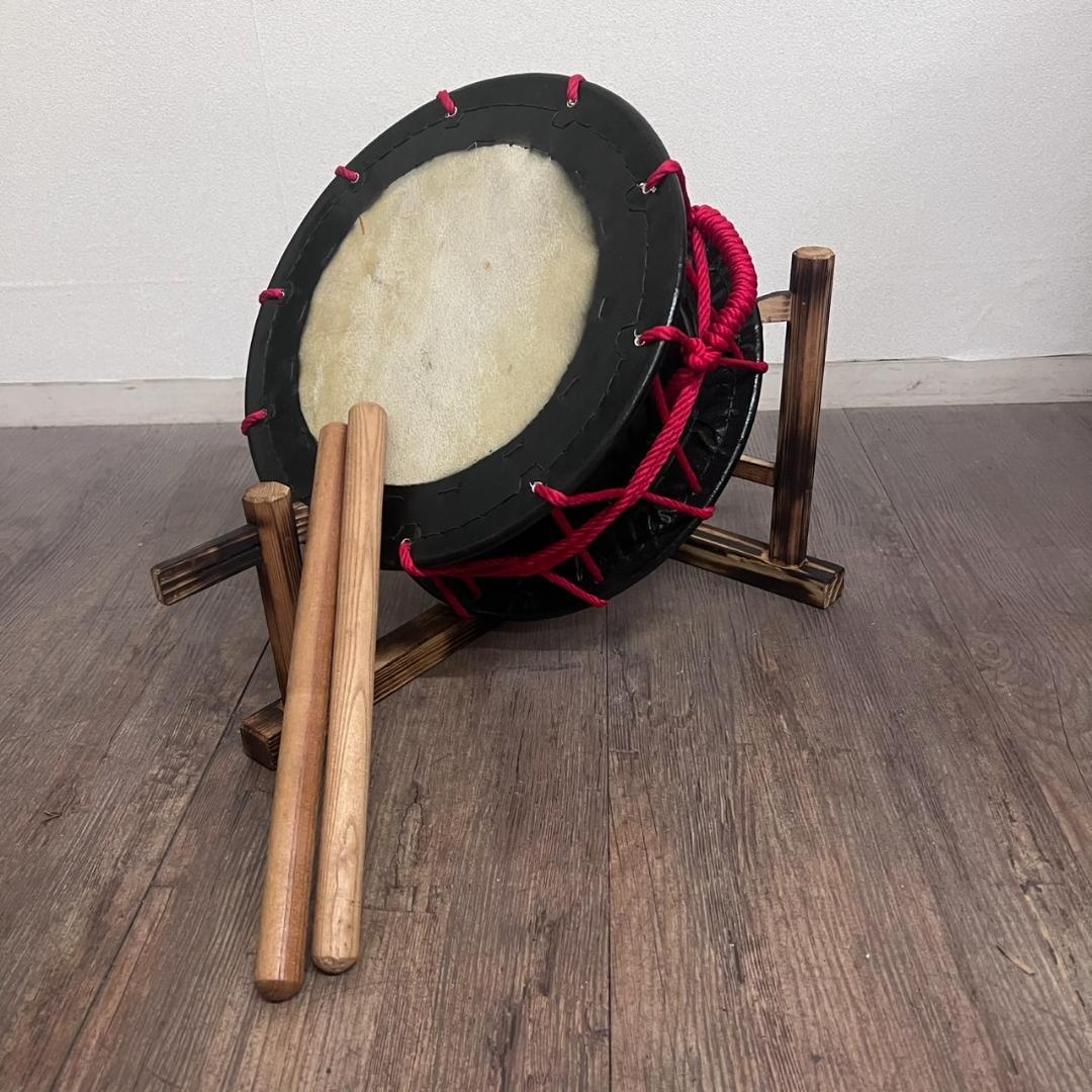 【新品】【蔵出し】締め太鼓 牛革 和太鼓 バチ付 台付 平太鼓 入門用