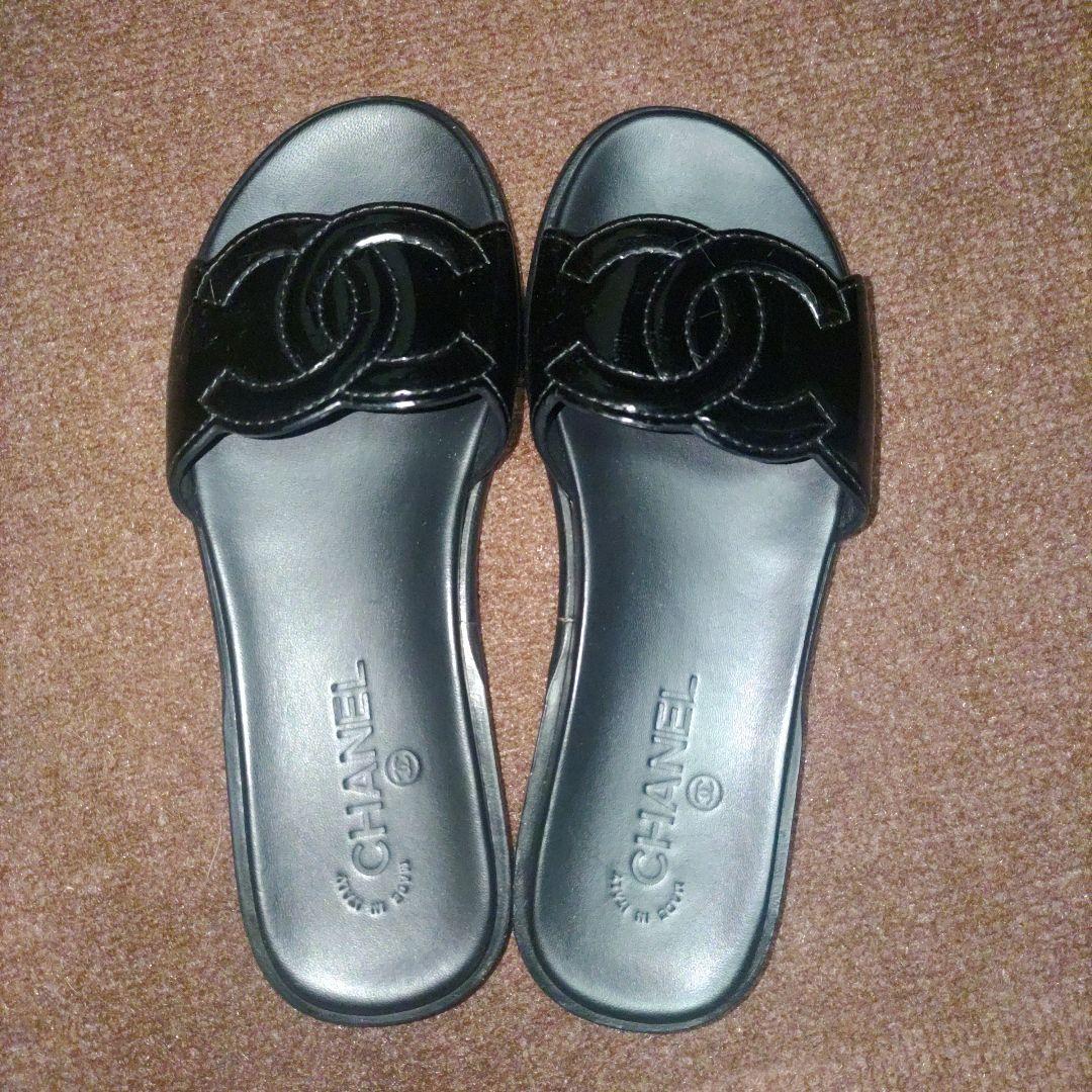 CHANEL ブラック ロゴ サンダル 37C