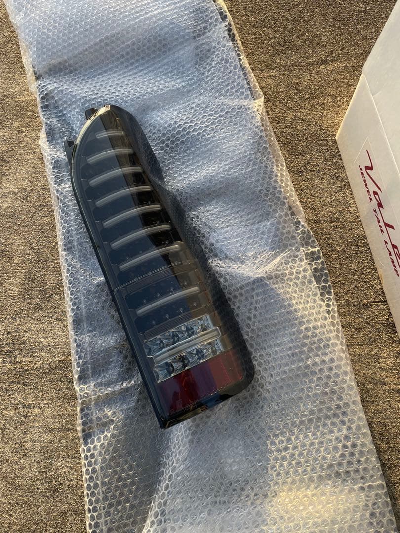 ヴァレンティ　ハイエース　スモークテールランプ運転席側のみ　未使用