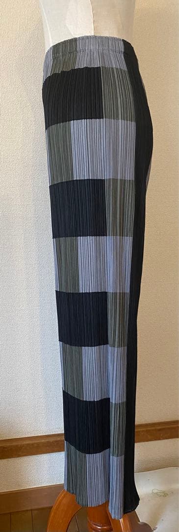 プリーツプリーズ　パンツ　黒xグレー　イッセイミヤケ
