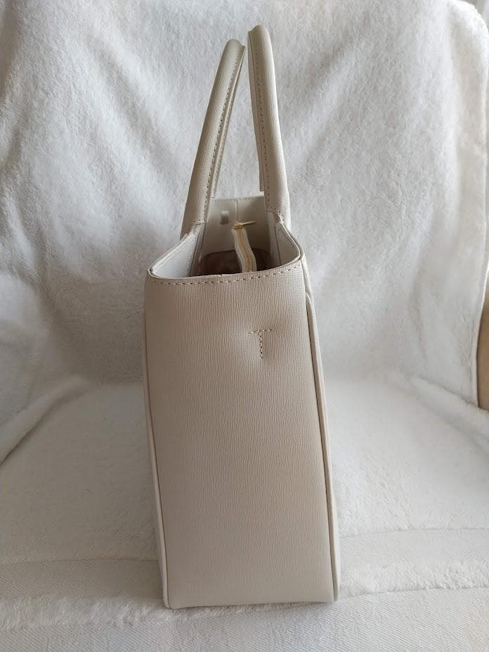 新品・未使用 フルラ FURLA ホワイト レザートートバッグ