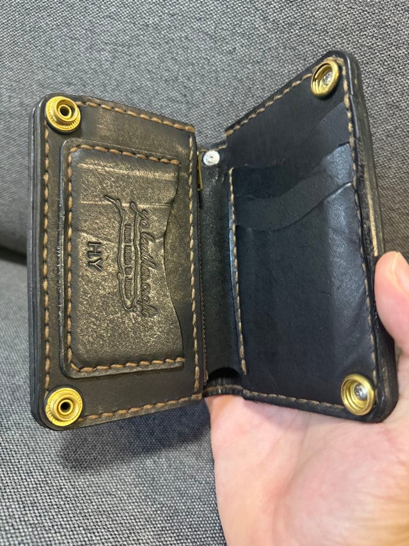 トラッカーウォレット　黒のレザー ミニ財布 金色装飾付き