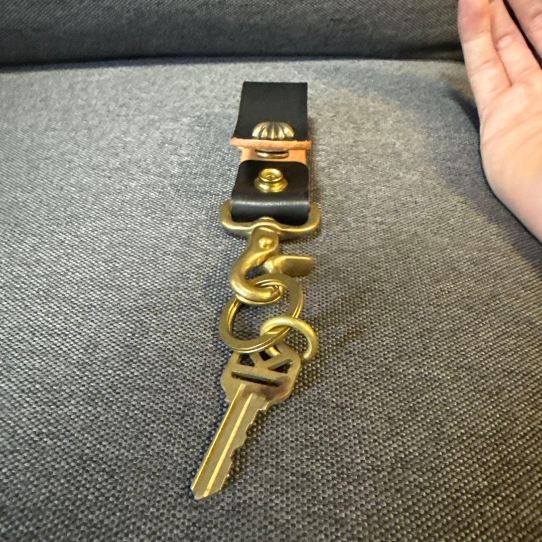 トラッカーウォレット　黒のレザー ミニ財布 金色装飾付き