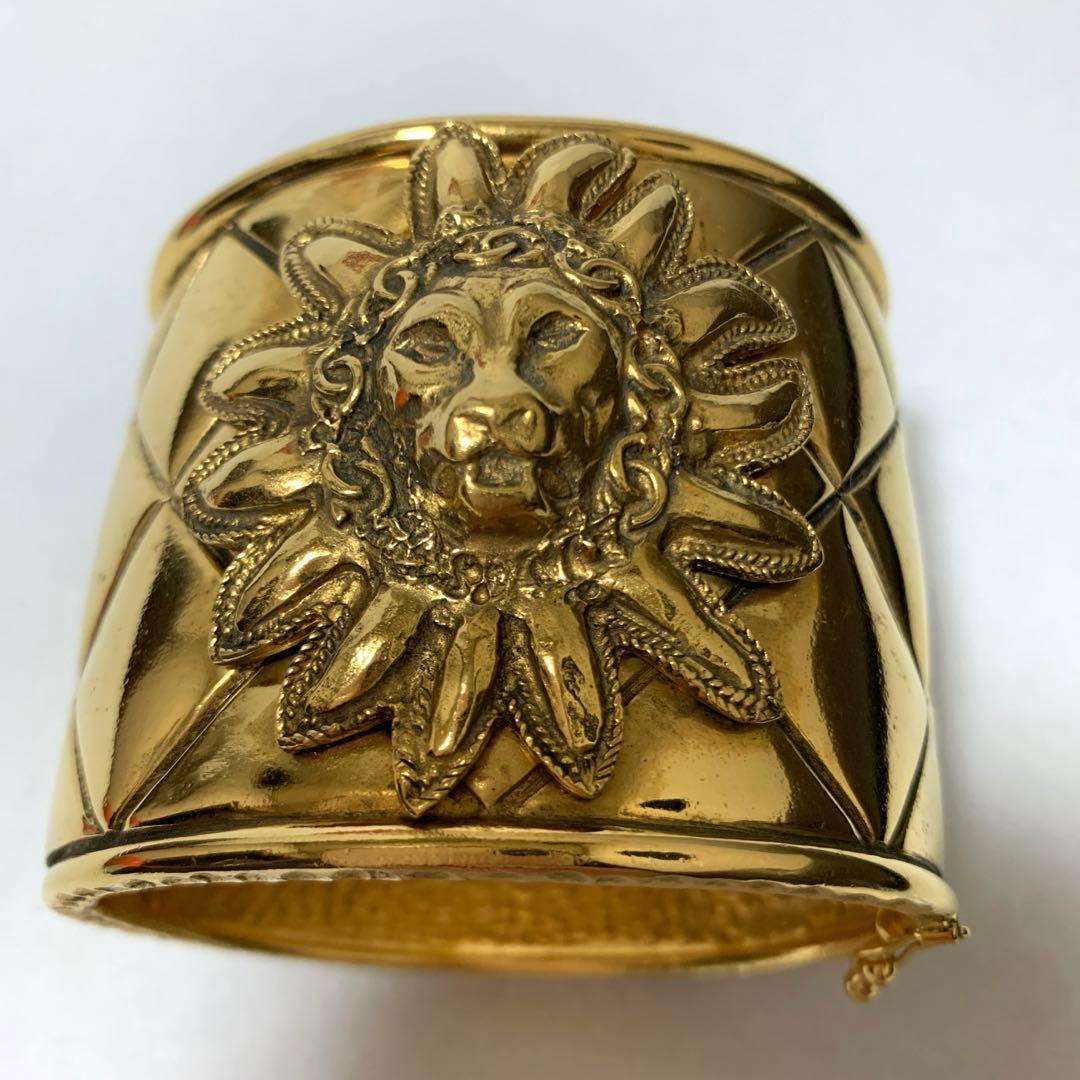 CHANEL ヴィンテージ バングル マトラッセ ゴールド ライオンモチーフ