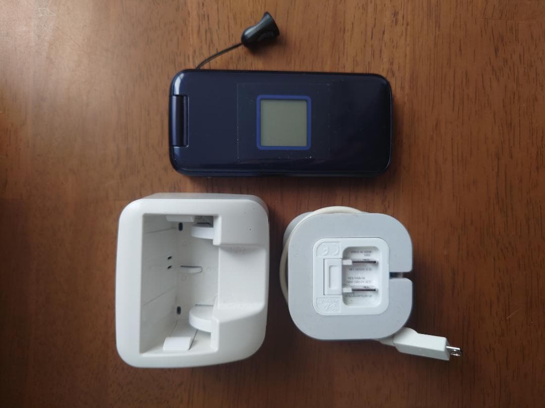 NTT docomo らくらくホン F-02J　ネイビー　充電器付きセット