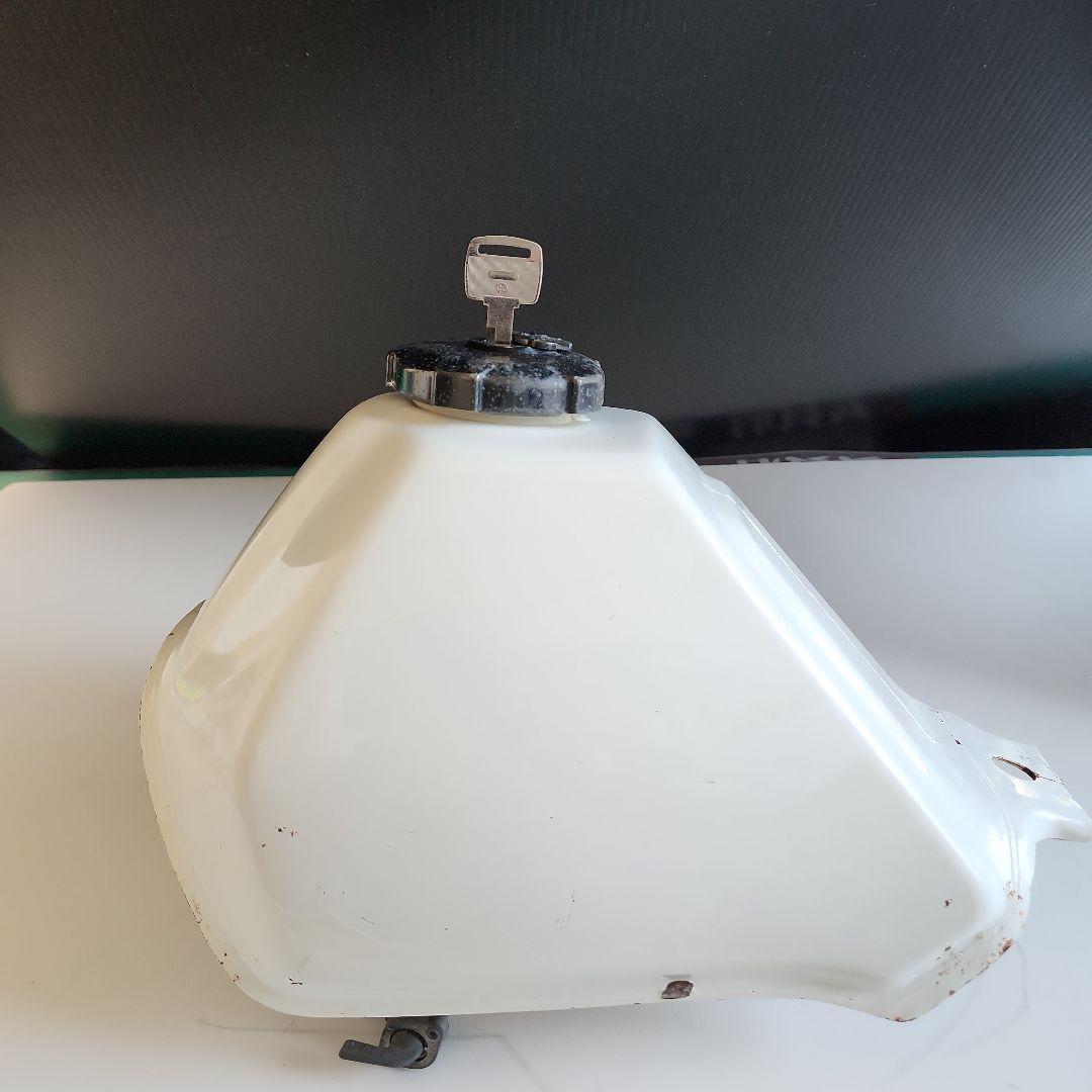 モンキーBAJAガソリンタンク白 鍵付き送料無料、即納いたします。