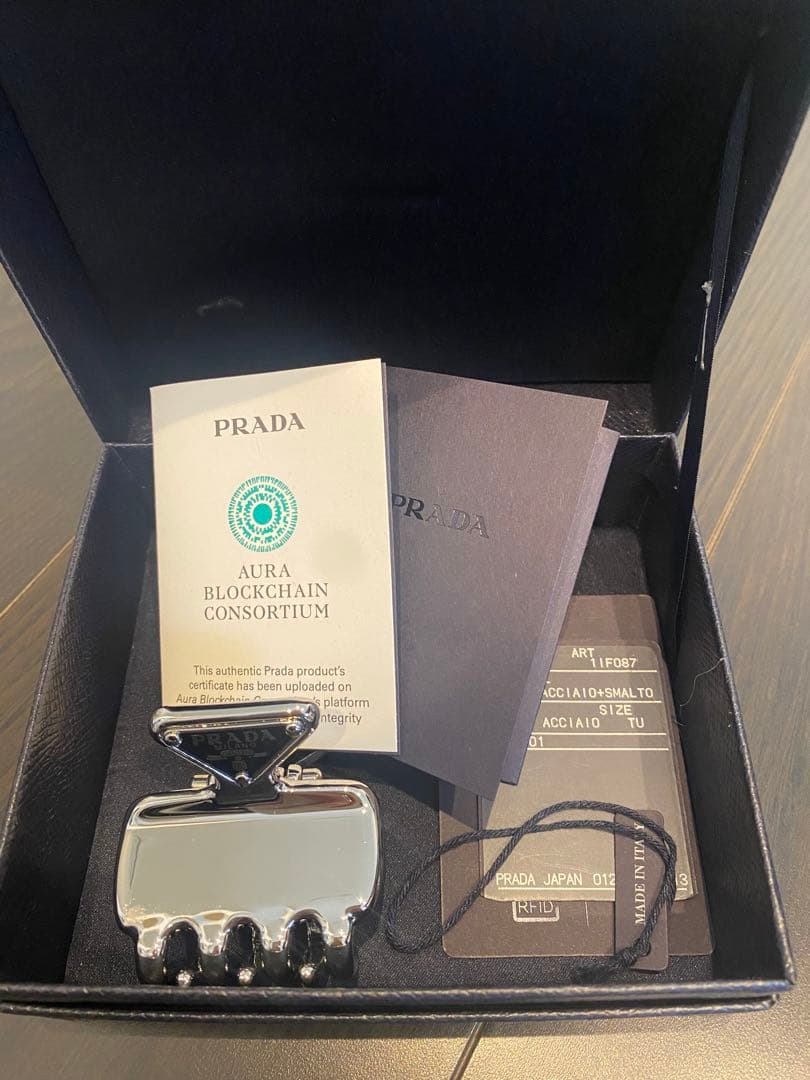 正規品PRADA ヘアクリップ
