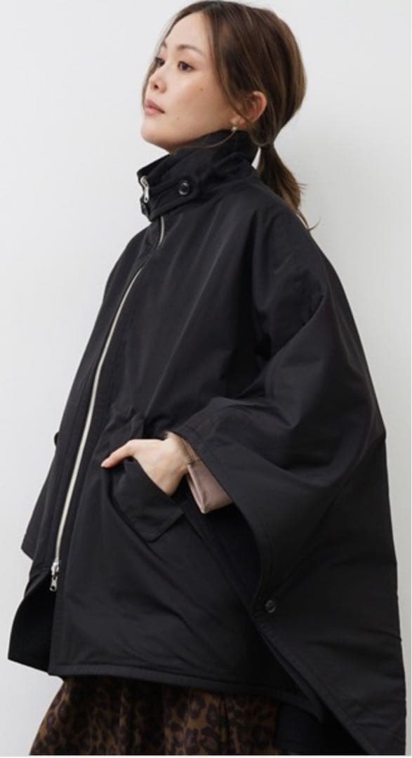 (未使用級)ヘレンチア　リバーシブルポンチョ　2way ケープコート　黒色