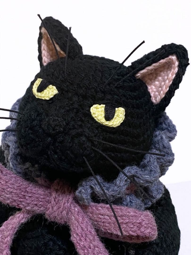 香箱座りの黒猫さんのあみぐるみ