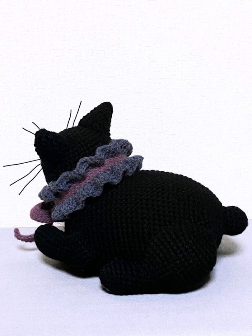 香箱座りの黒猫さんのあみぐるみ