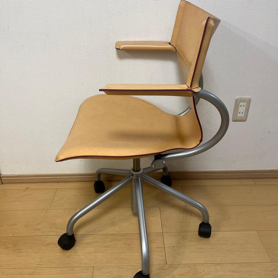 カリモク ベージュ デスクチェア アームレスト付き
