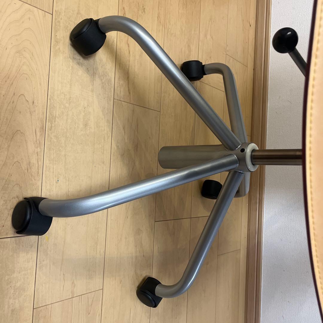 カリモク ベージュ デスクチェア アームレスト付き