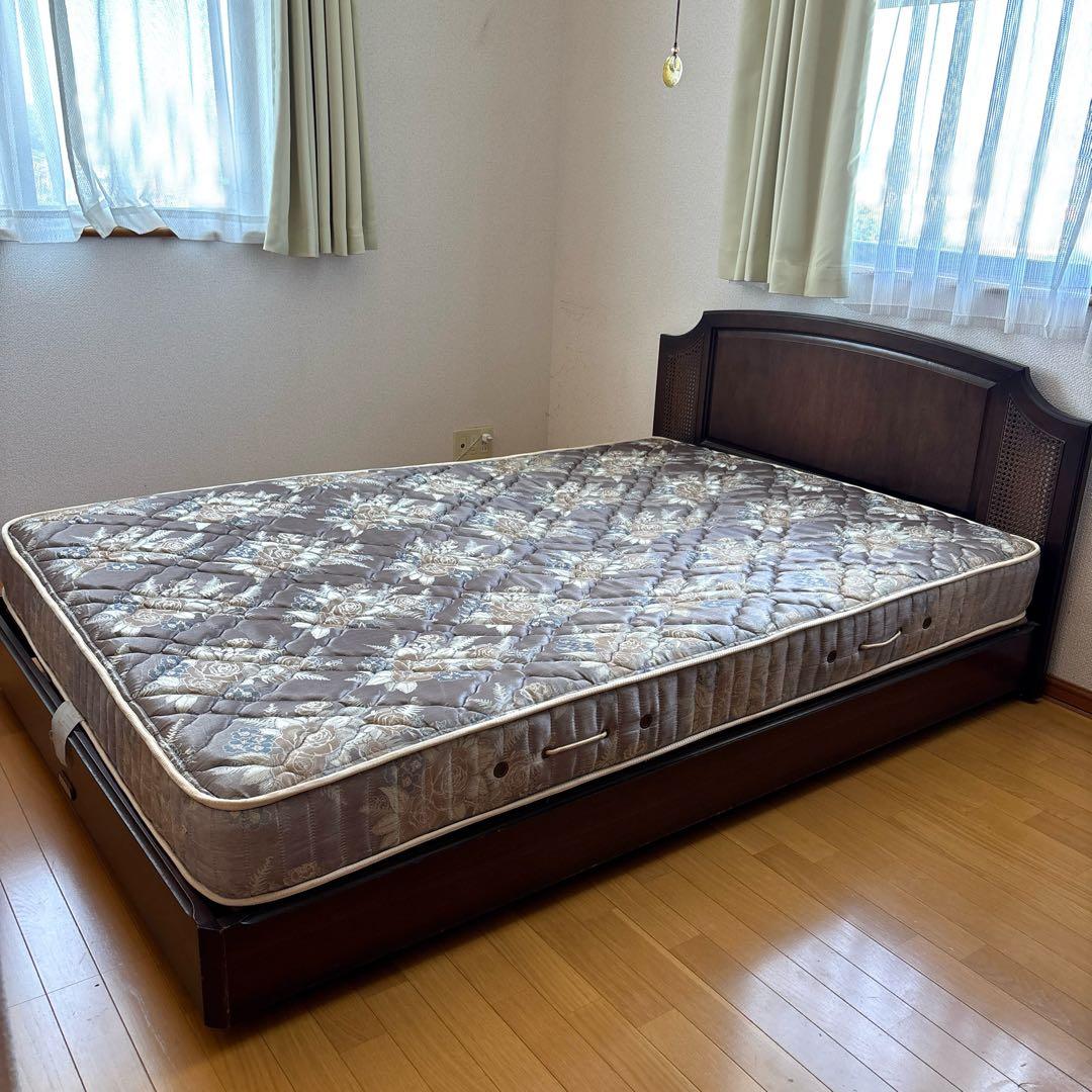 シモンズ ダブルベッド（フレーム+マットレス）※ 床板破損あり アンティーク家具