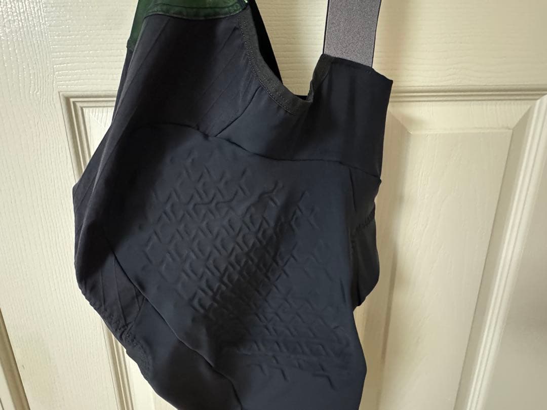 Q36.5 ビブショーツ（Gregarius Grid Skin）