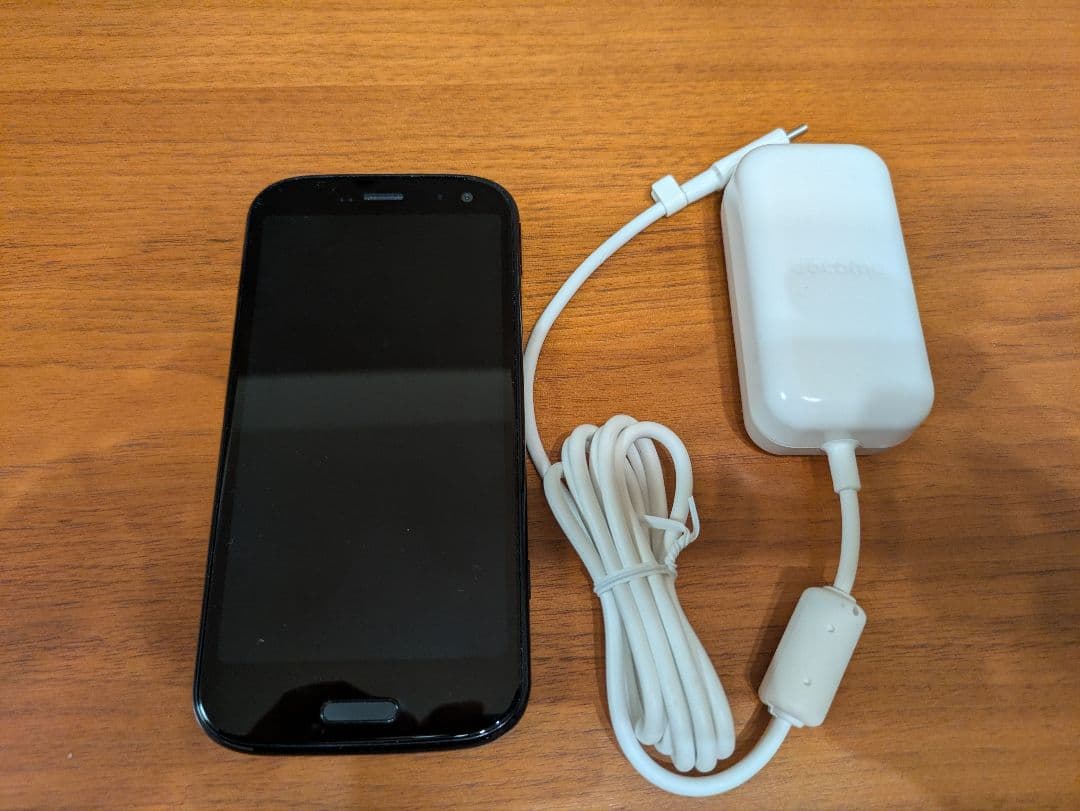 【美品】f52b らくらくスマートフォン ネイビー メモリ、充電器付き