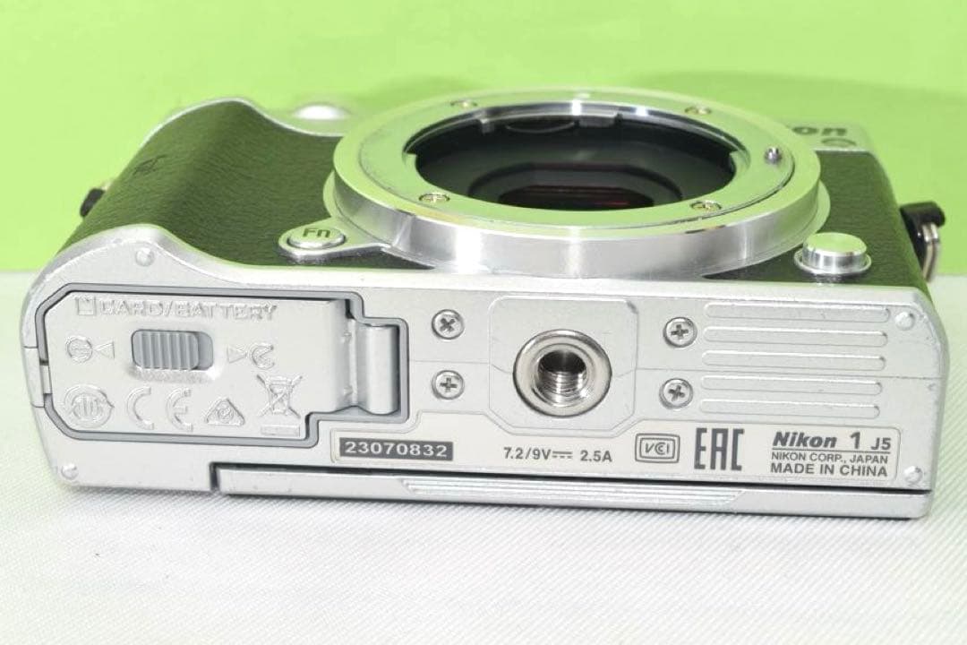 Nikon J5 ボディ　☆送料無料☆