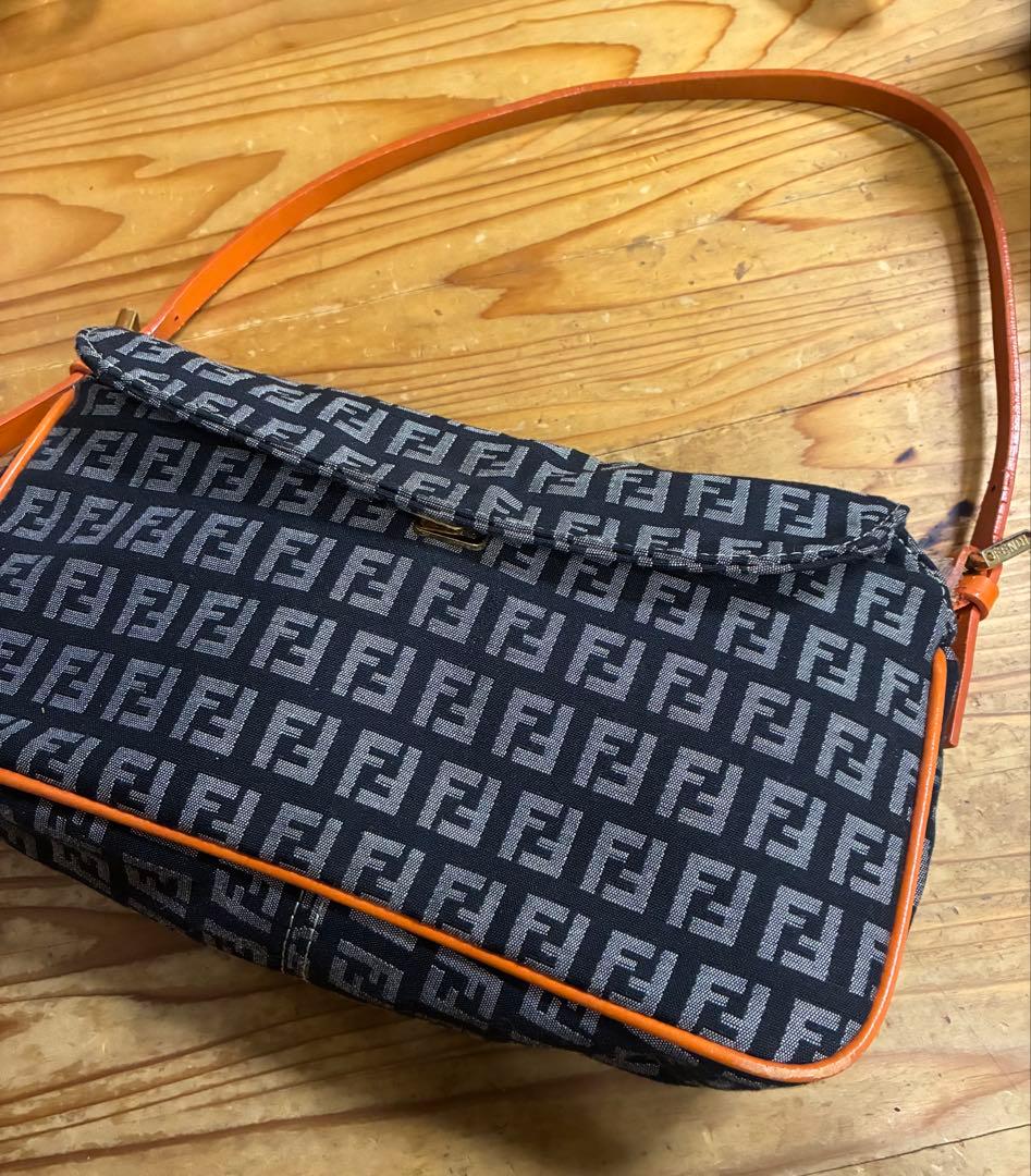 Fendi FFロゴ　アクセサリーポーチ(ワンショルダー)ブラック/オレンジ