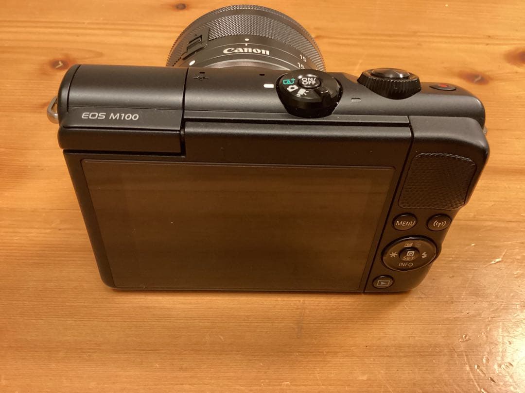 EOS M100　ブラック　EF-M15-45　IS　STM　レンズキット　黒