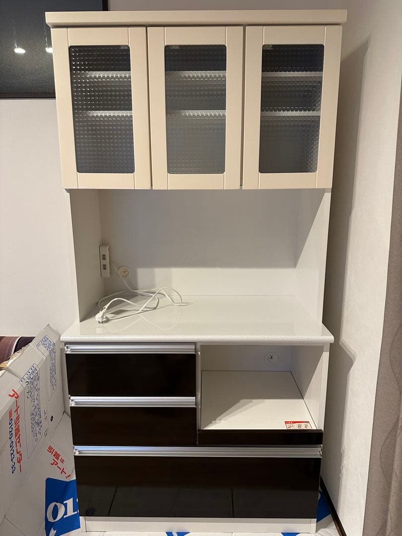 （⭐︎くうさん⭐︎専用）食器棚 ホワイト/ブラウン ガラス扉付き