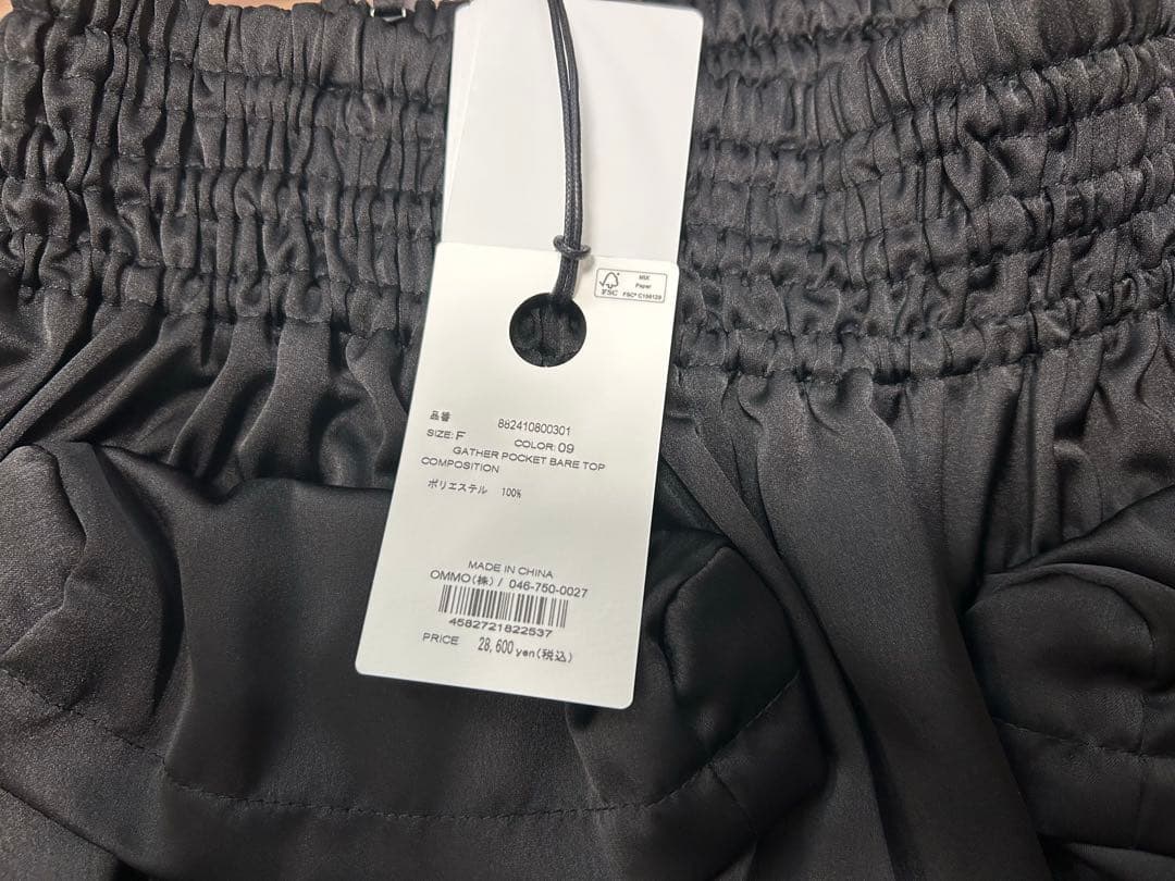 OMMO GATHER POCKET BARE TOP ブラック