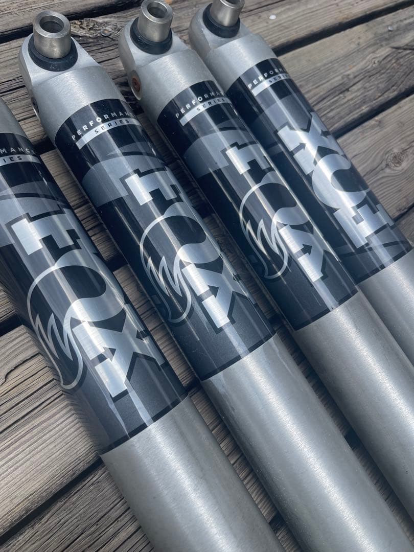 FOX パフォーマンスシリーズ 2.0 IFP ショック 2〜3インチアップ