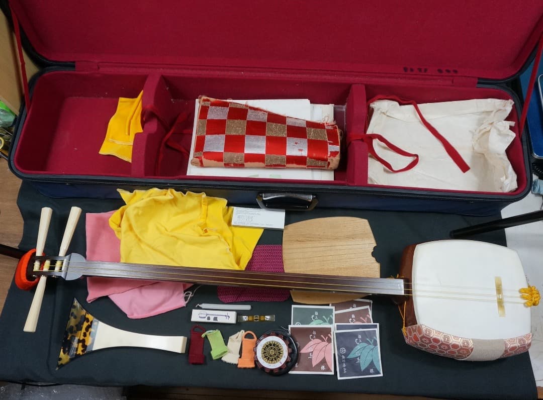 【中古品】三味線 本体、バチなど付属品多数、ハードケースケース付き