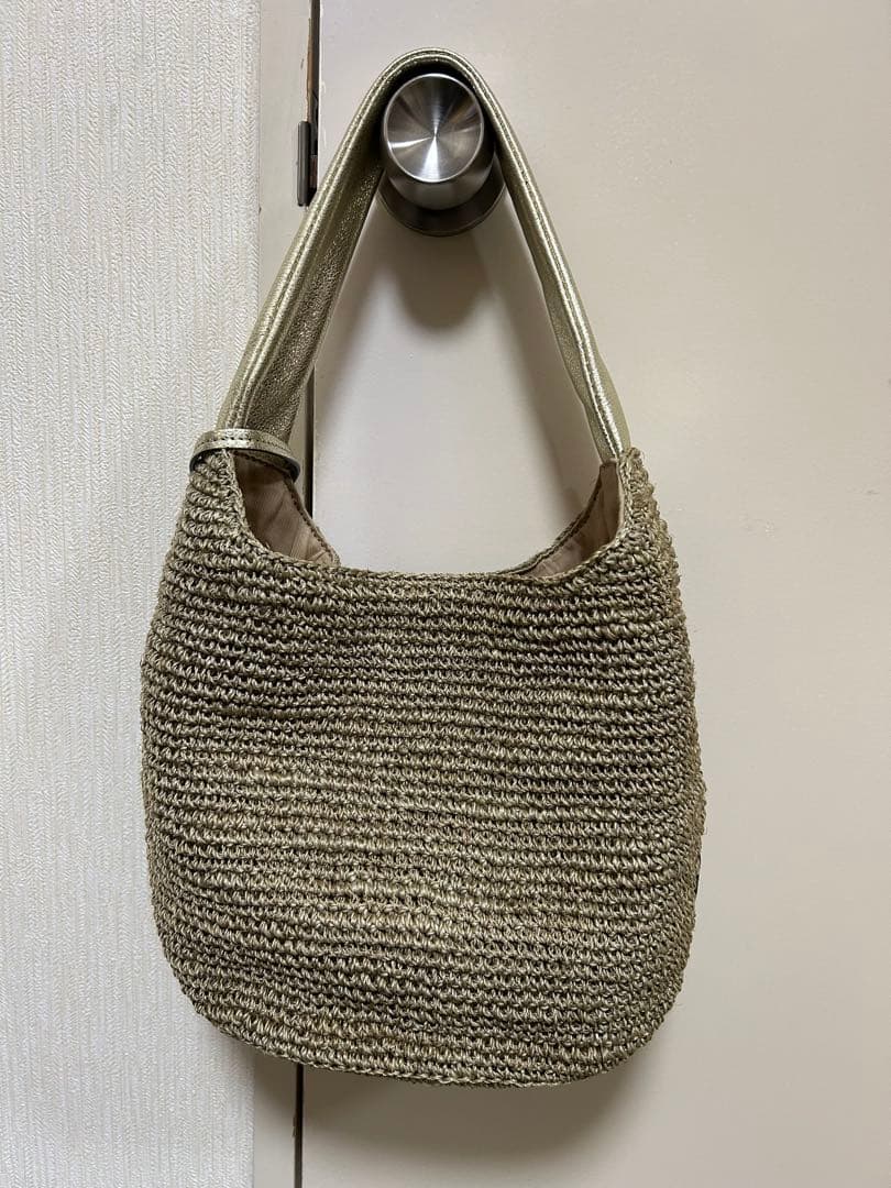 ヴィオラドーロ　VIOLA D'ORO かごバッグ ベージュ タッセル付き