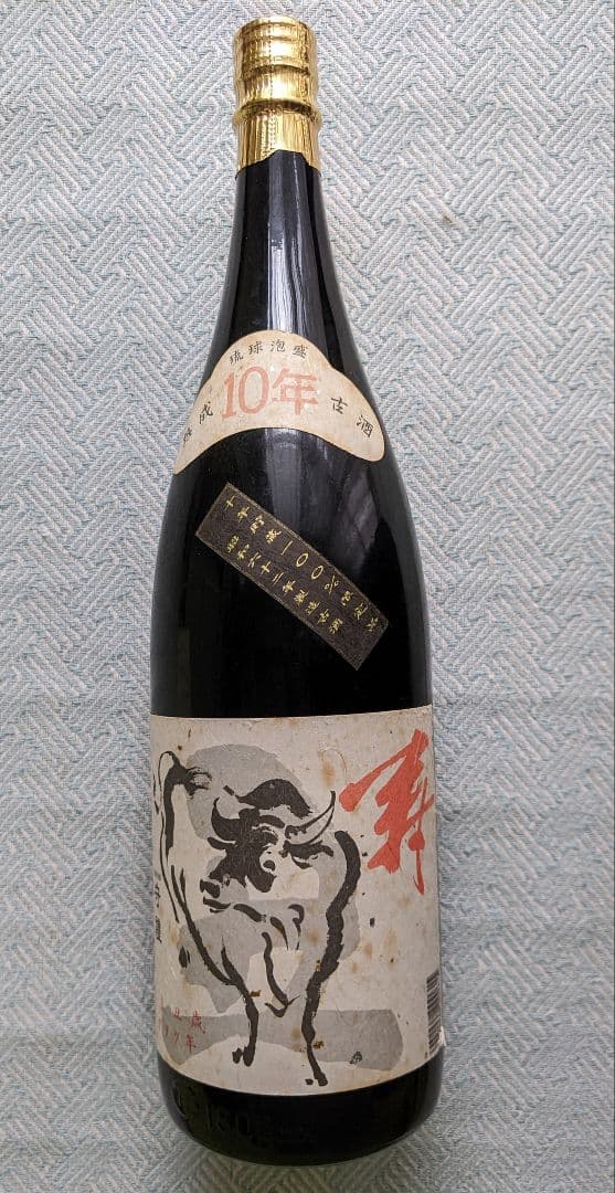 ［28年経過の瓶詰め時熟成10年古酒の貴重な琉球泡盛］43度、1,800ml