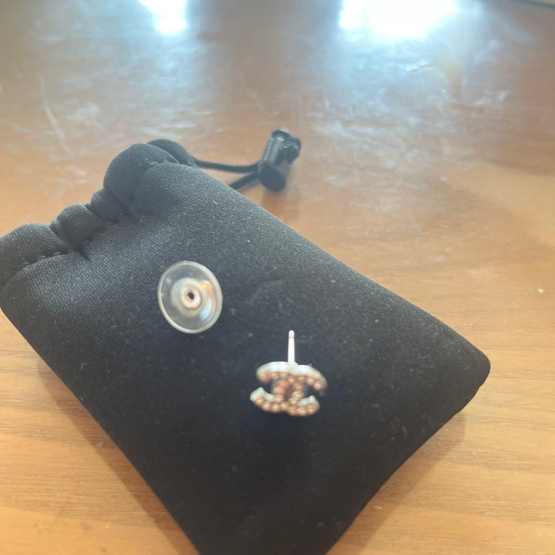 CHANEL ロゴ ピアス　　片耳　お色シルバー