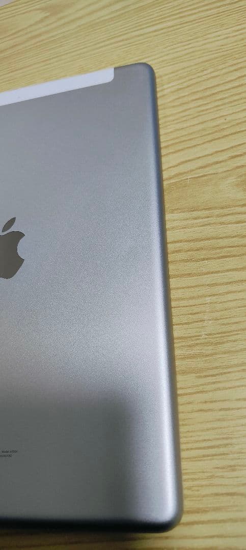 iPad（第6世代）Wi-Fi+セルラー32GB　シルバー 　キーボードカバー付