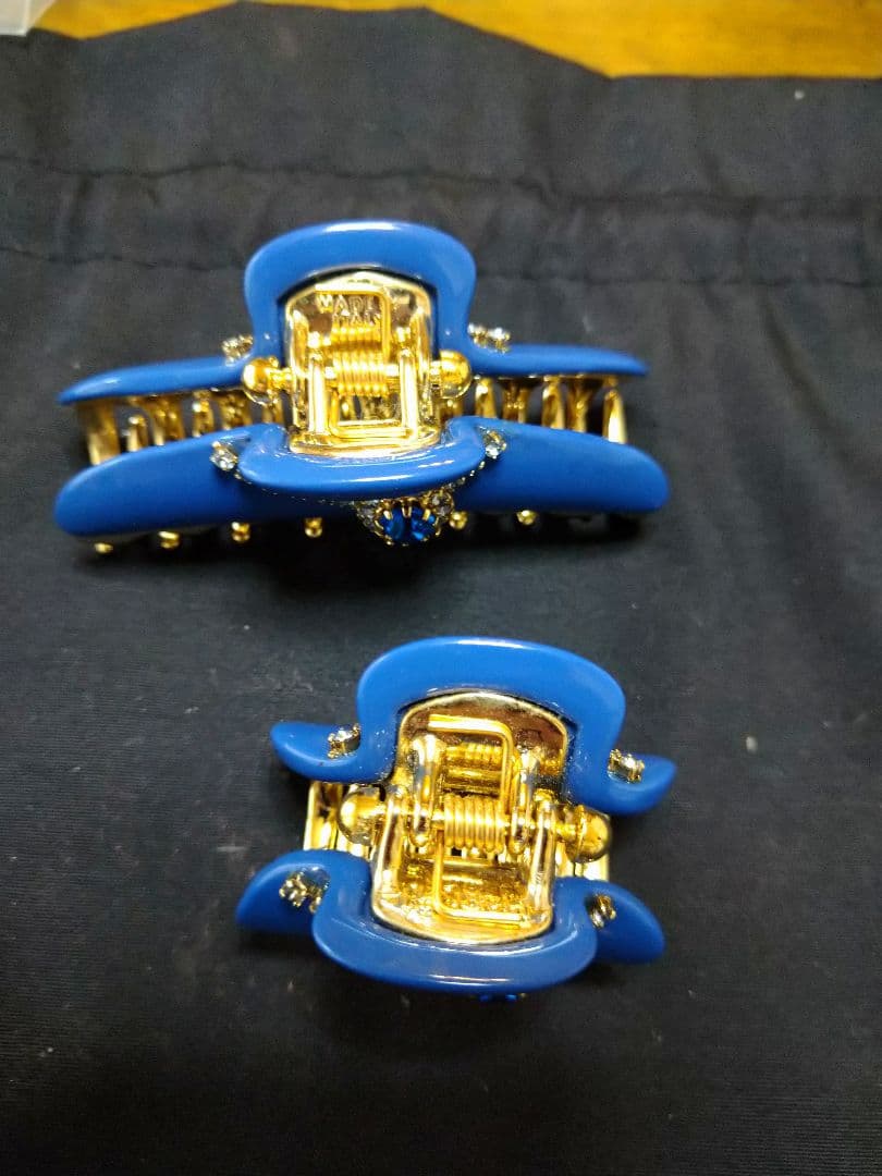 acca ビジュー付き青ヘアクリップ2個セット