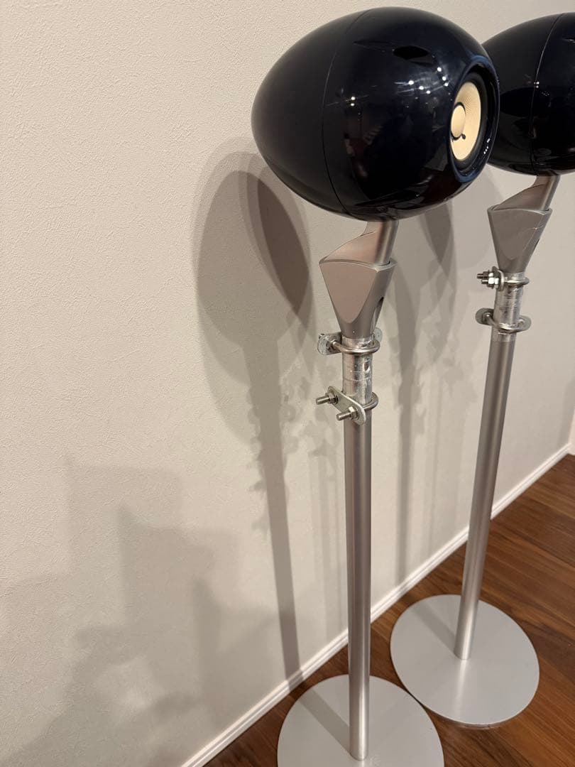 黒色モダンスピーカー スタンド付き