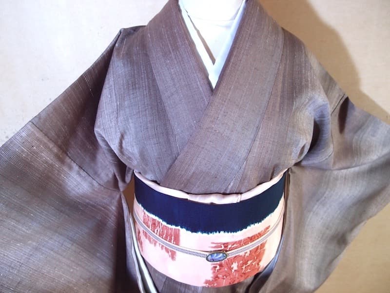 三越誂　暈し織り紬着物（縦縞文）裄68　正絹美品