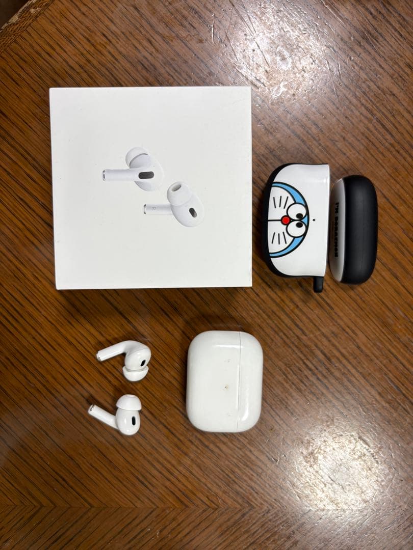 AirPods pro 2本体と充電ケース　(ドラえもんカバー付き)