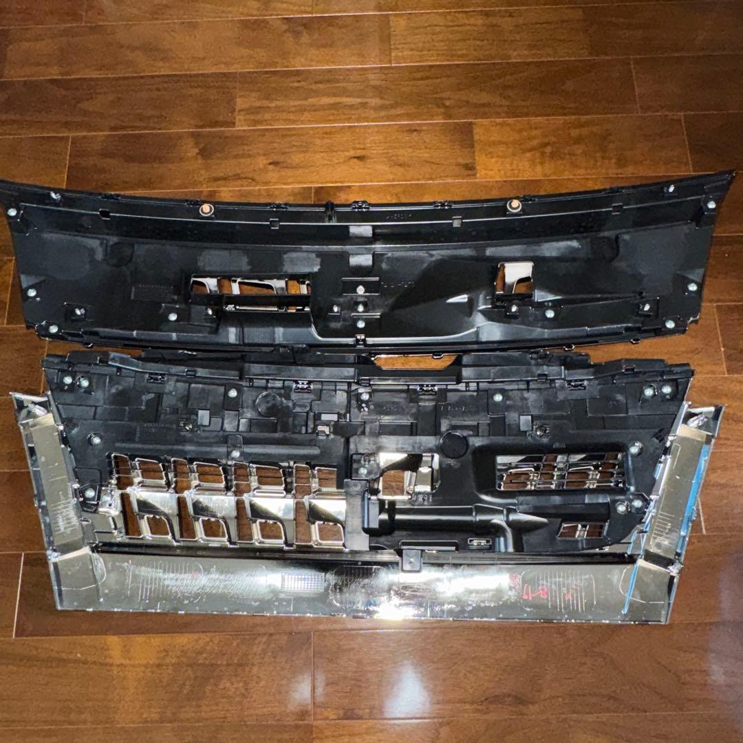 【SUZUKI 】スペーシアカスタム フロントグリル 未使用品　純正MK53S