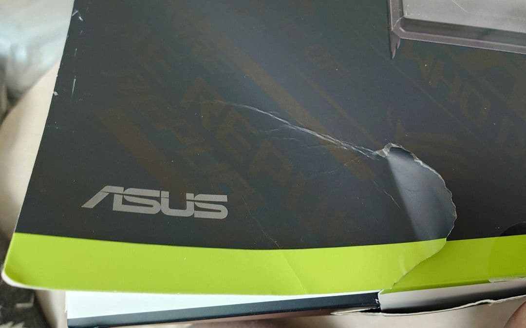 外箱難あり、小傷あり。ROG Astral GeForce RTX5090水冷