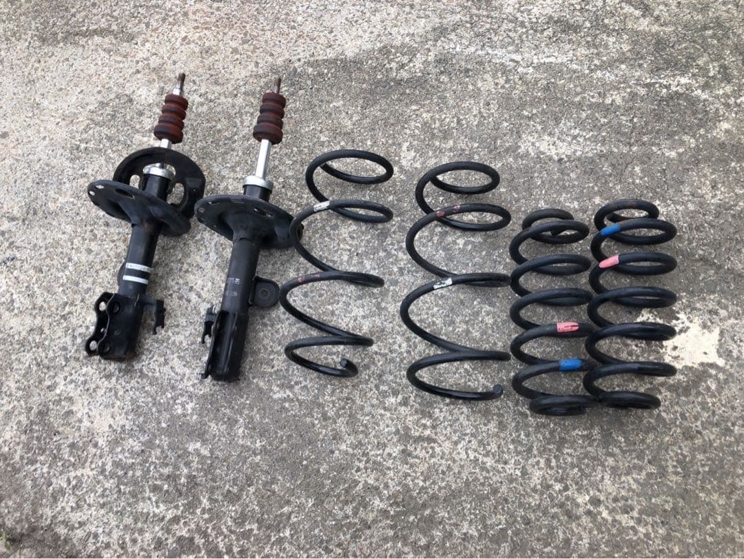 GGH25W ベルファイヤ　ストラットとスプリングセット