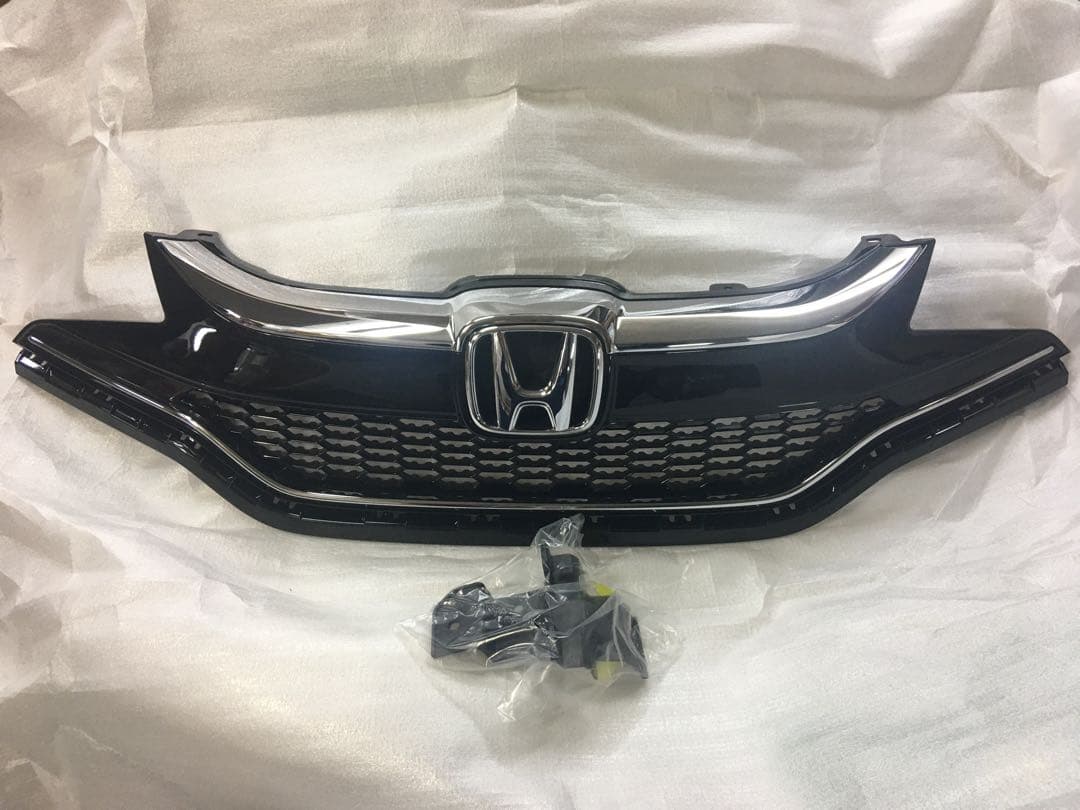 フイット中期GP5純正グリル　新車外し