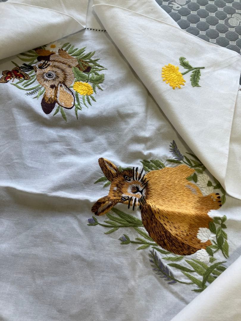 ウサギ刺繍のテーブルクロス87x87cm