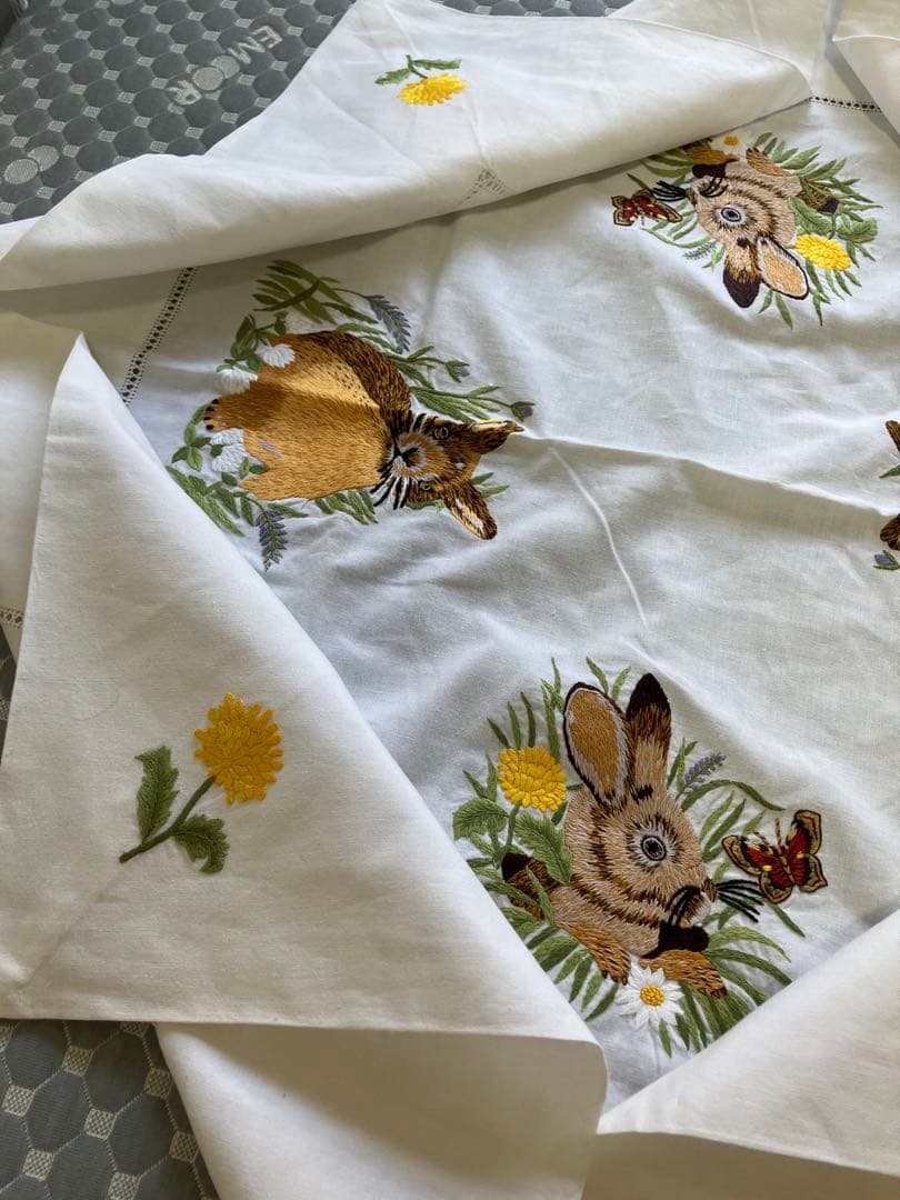 ウサギ刺繍のテーブルクロス87x87cm