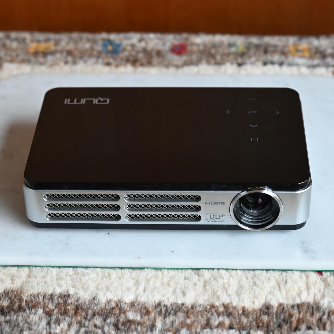 QUMI Q2（コンパクトプロジェクター）