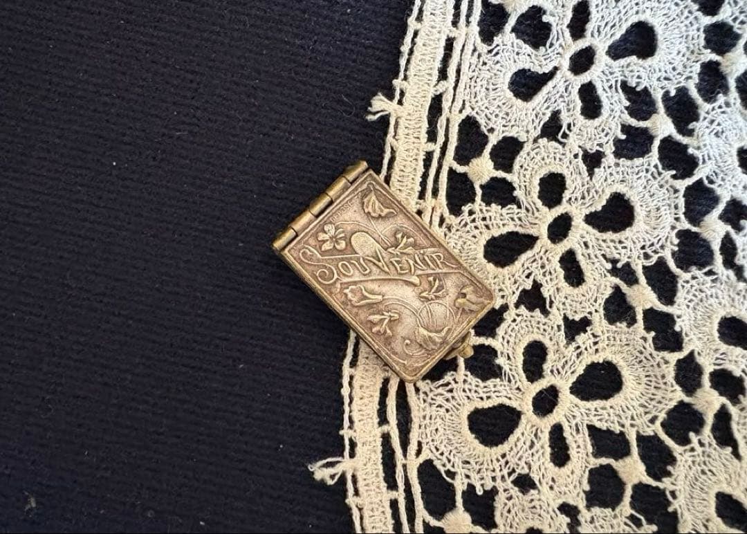 フランスアンティーク　ミニチュア　カルネドバル型　写真　ペンダントトップ