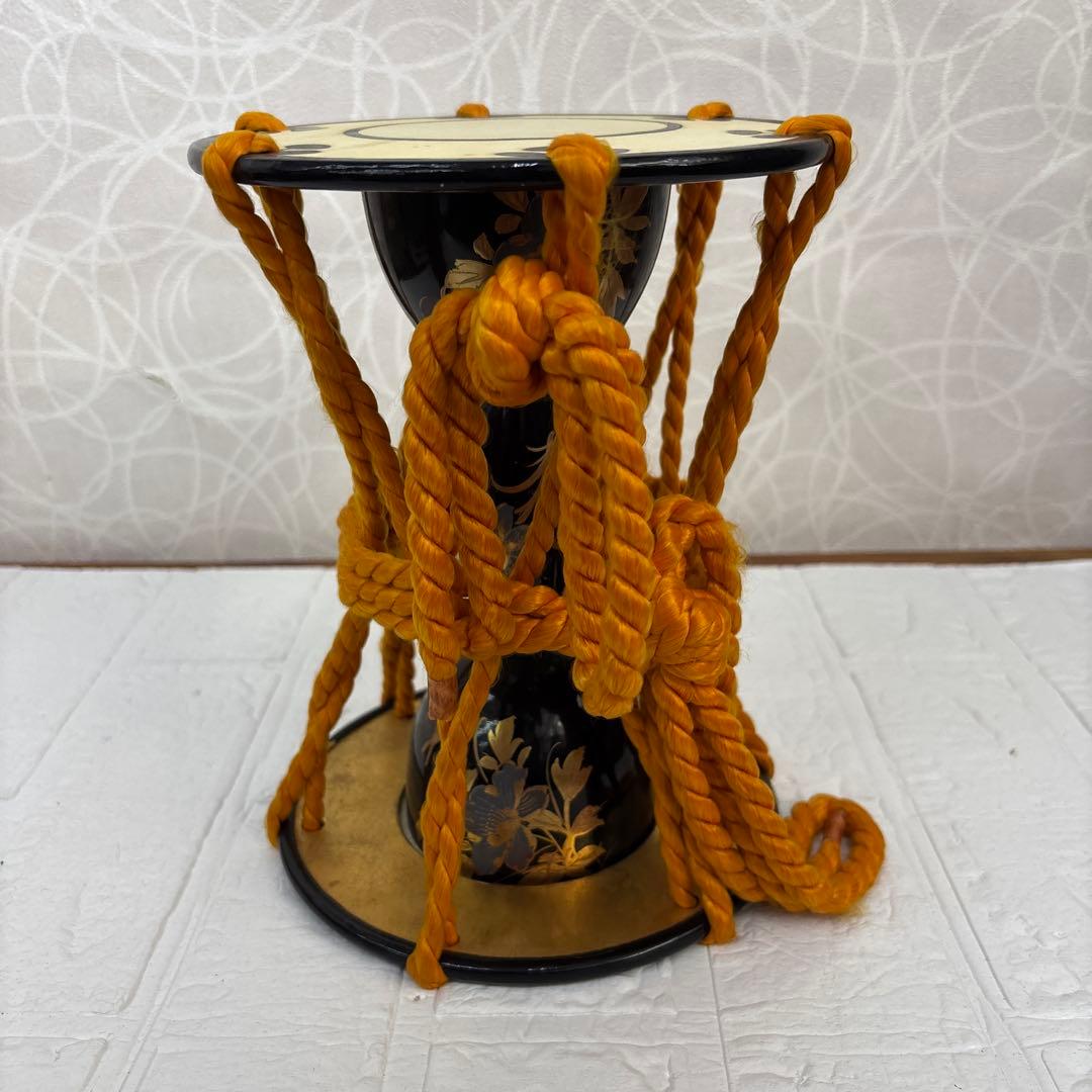 鼓　伝統的な和楽器 鼓 黒と金の装飾