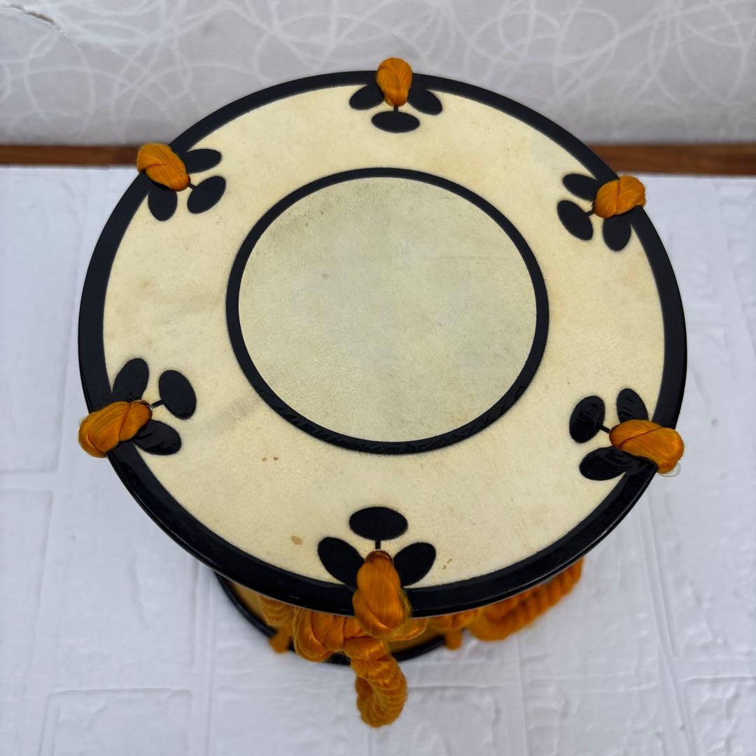 鼓　伝統的な和楽器 鼓 黒と金の装飾