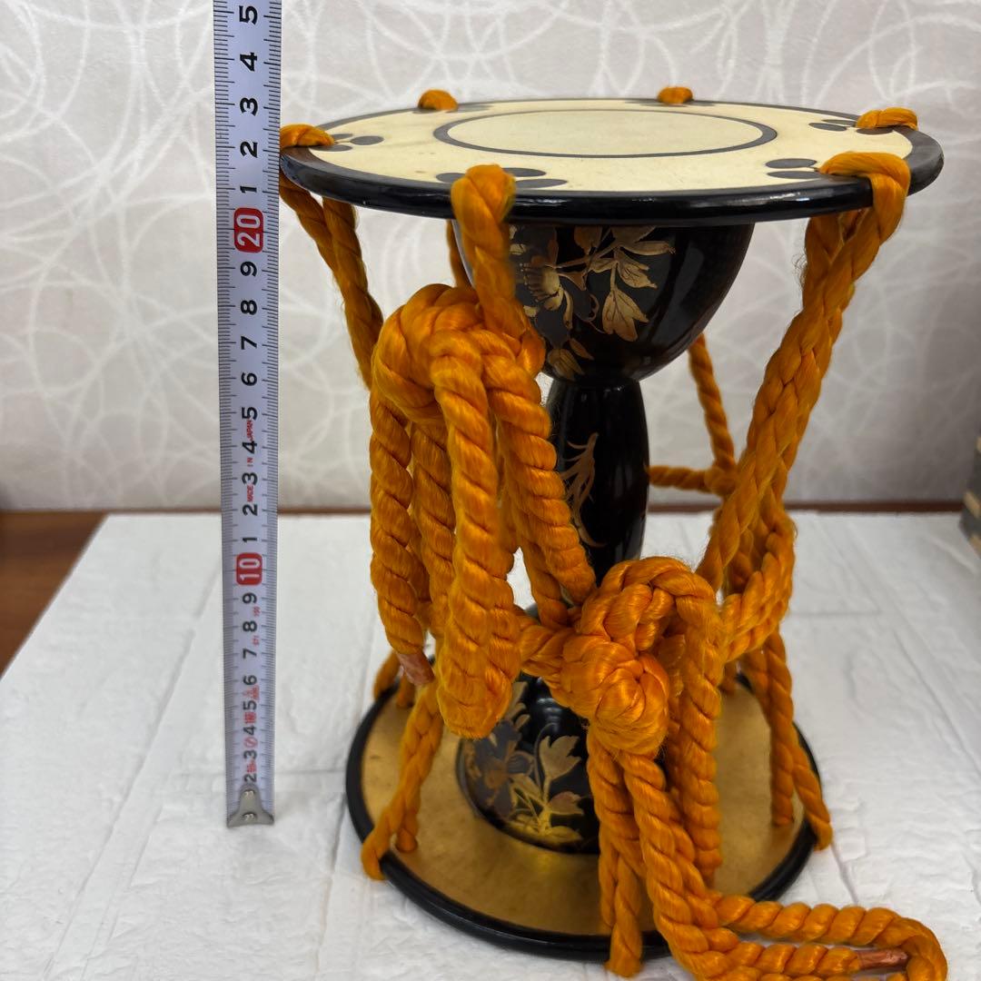 鼓　伝統的な和楽器 鼓 黒と金の装飾