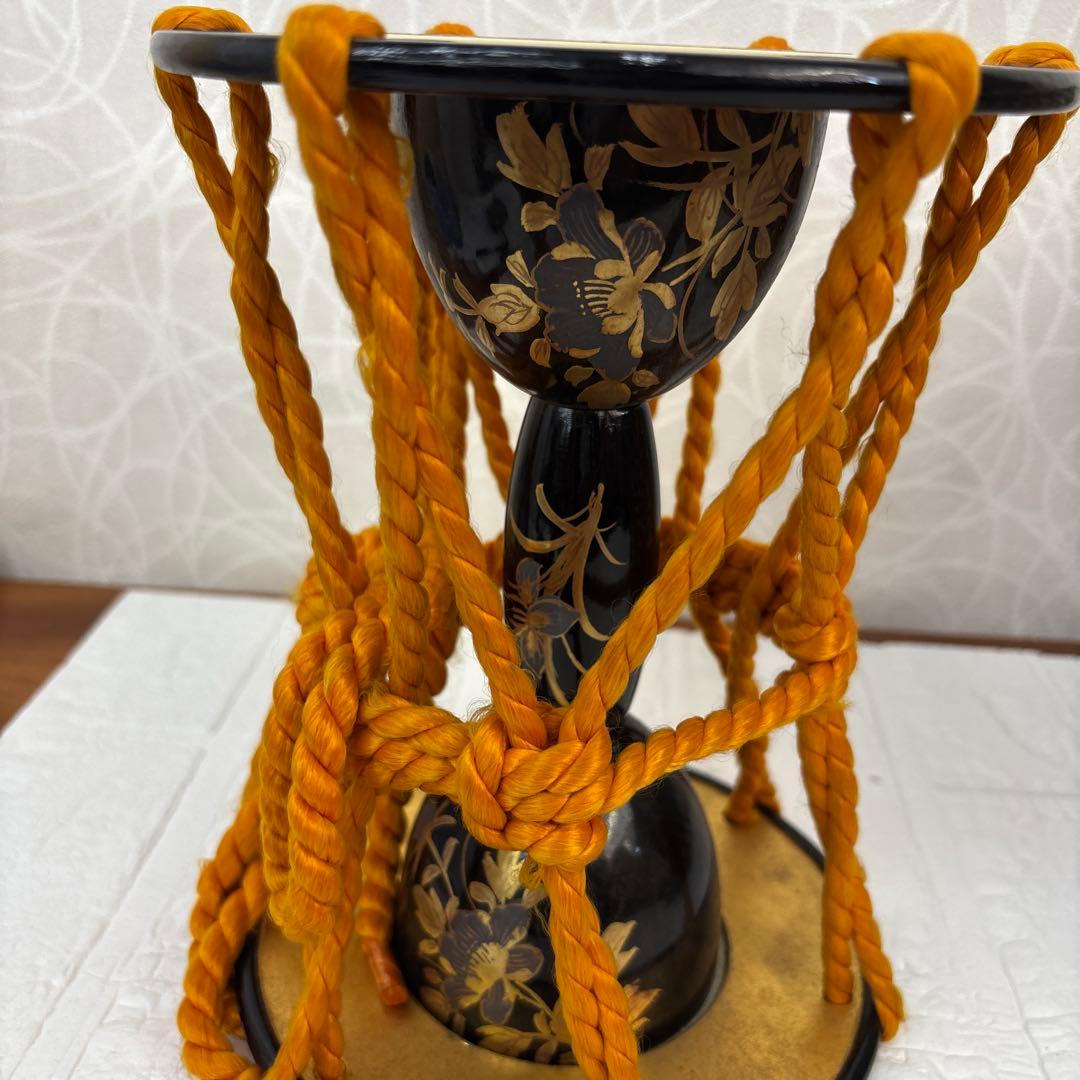 鼓　伝統的な和楽器 鼓 黒と金の装飾