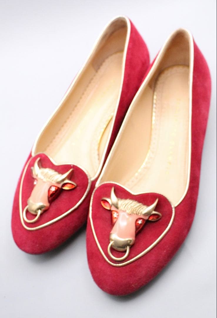 「CHARLOTTE OLYMPIA」　牛モチーフ　スエード　フラットシューズ