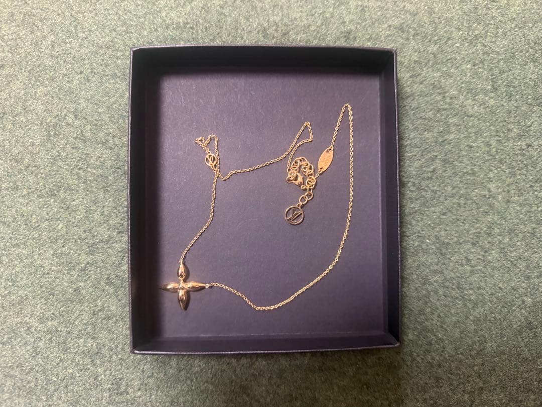 VUITTON ゴールドネックレス