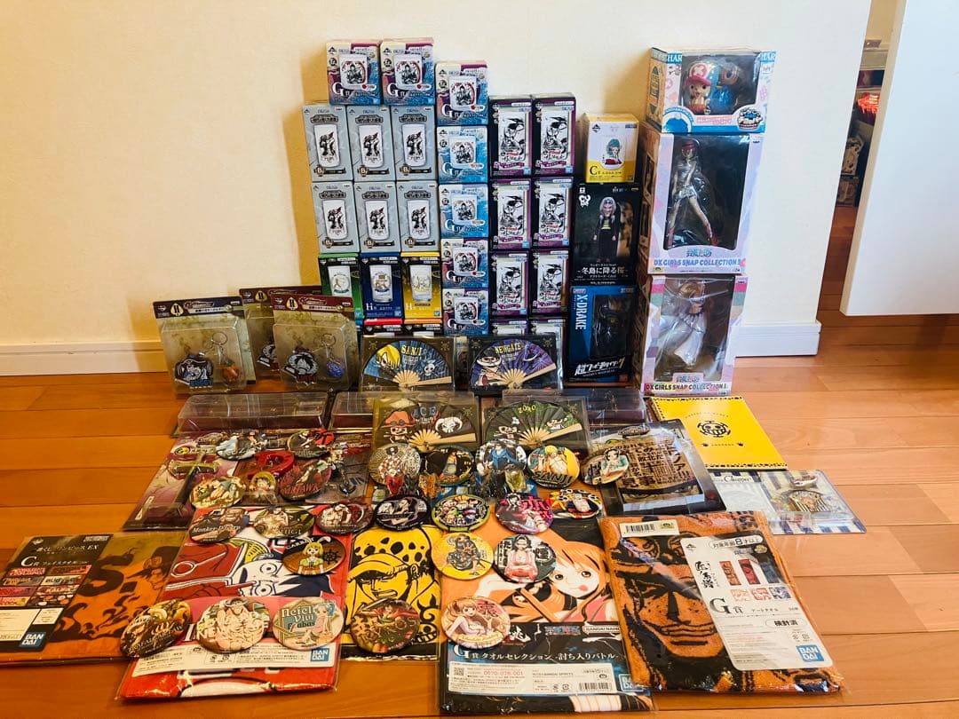 ワンピース　一番くじ　グラス　雑貨　缶バッジ　タオル　フィギュアなど８１個セット