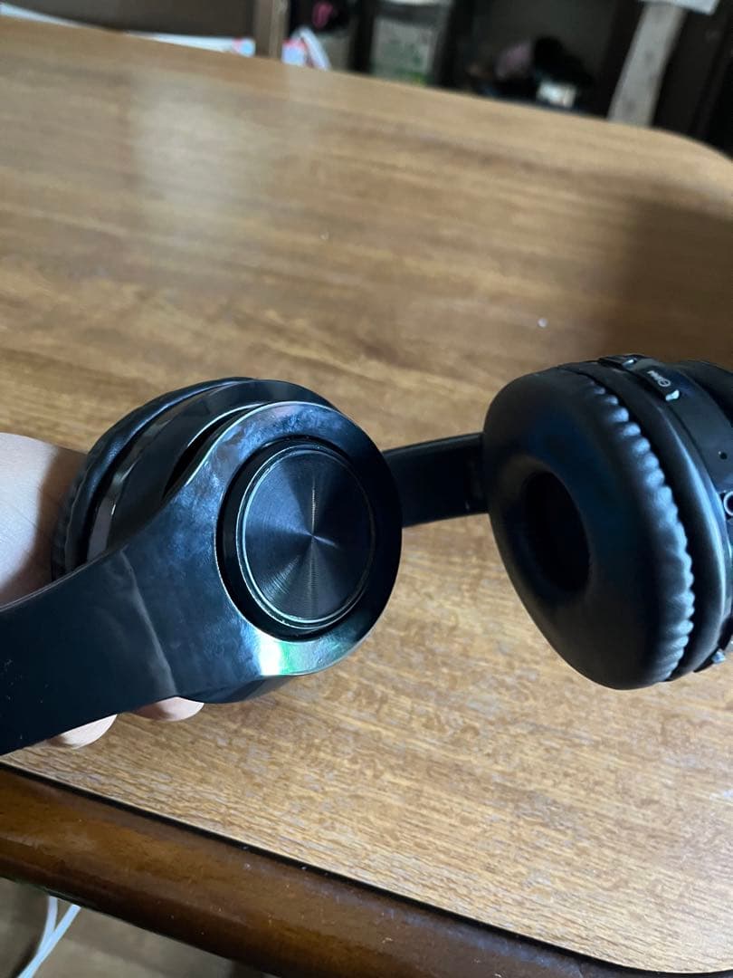 ヘッドフォンこれは、ヘッドフォンであり、充電器も接続されてワンプライスです